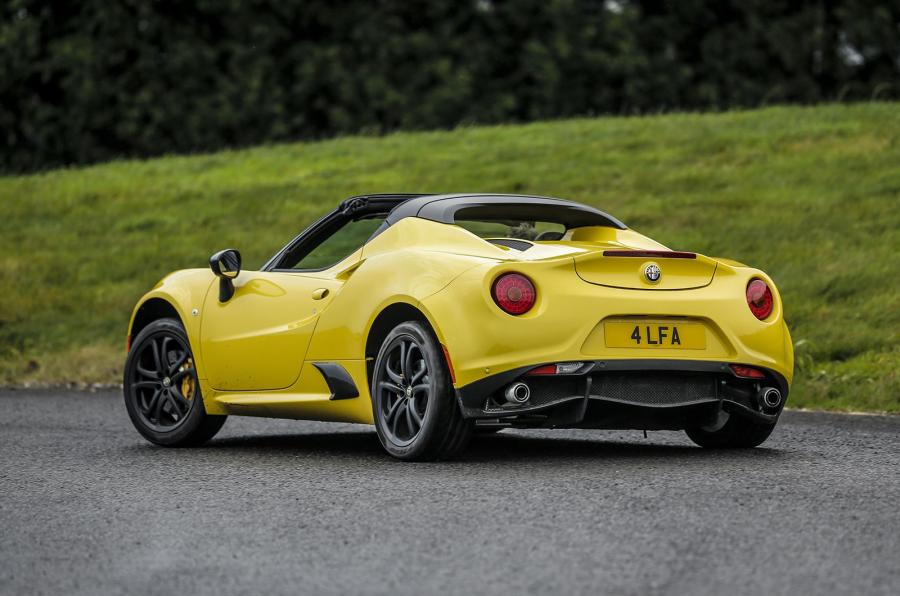  Alfa Romeo 4C Spider (960) 2015 года  (UK) (фото 3 из 23)